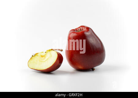 ganz roten Apfel und Stück Stockfoto