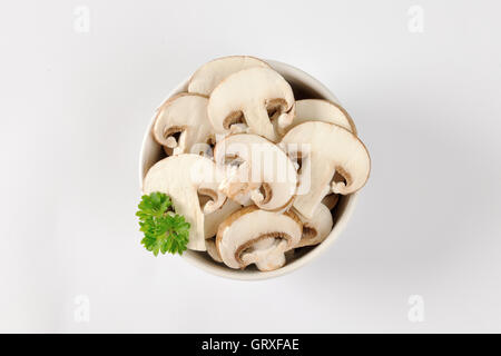 Schüssel mit in Scheiben geschnittenen frischen Champignons Stockfoto