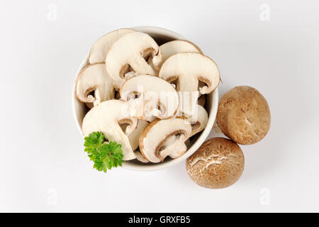 Schüssel mit in Scheiben geschnittenen frischen Champignons Stockfoto