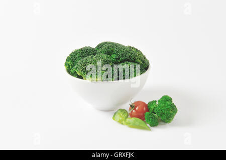 Rohem Broccoli-Röschen in Schüssel weiß Stockfoto