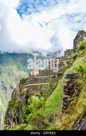 MACHU PICCHU, CUSCO REGION, PERU - 4. Juni 2013: Panorama Blick auf Machu Picchu vom Huayna Picchu Berg Stockfoto