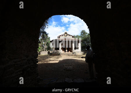 Der Eingang zum Garten rund um Debre Birhan Selassie Kirche in Gondar, Äthiopien. Stockfoto