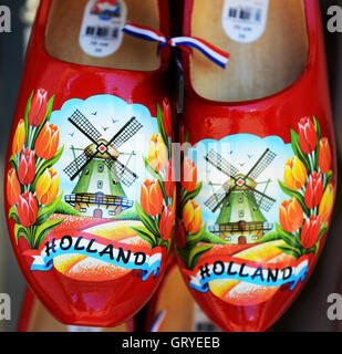 Traditionelle holländische Holzschuhe verkauft in einem Souvenirladen in Delft, Niederlande. Stockfoto