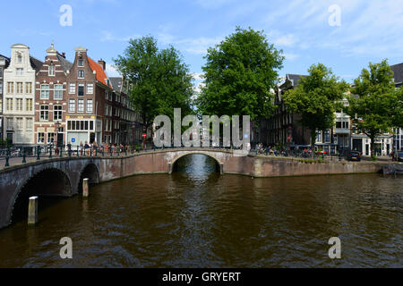 Schöne Brücken über die Kanäle in Amsterdam. Stockfoto