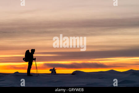 Skifahrer im Sonnenuntergang Stockfoto