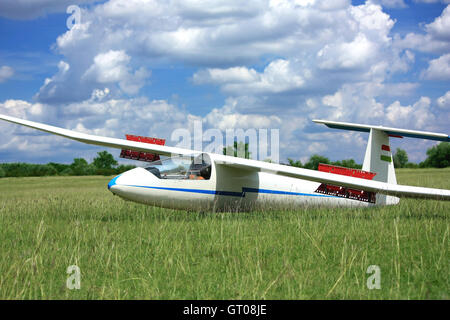 Weißer Schirm Flugzeug auf Landebahn Rasen mit Wolke Himmel Stockfoto