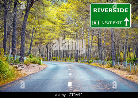 RIVERSIDE-Schild gegen klar blauen Himmel Stockfoto