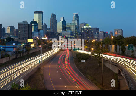 Minneapolis. Bild der Skyline von Minneapolis und Autobahn mit Verkehrslinien führt in die Stadt. Stockfoto