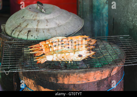 gegrillte Garnelen auf dem grill Stockfoto