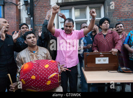 Bengali Musiker spielen und Sining in einer Straße, Brick Lane, London Stockfoto