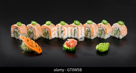 Frisches Sushi-Rollen. Uramaki Maki Sushi mit geschnittenem grünem Pfeffer Stockfoto