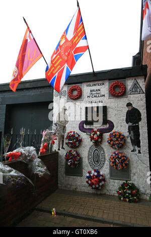 Gedenkgarten mit einer Plakette, Brian (Herbie) Mc'Callum, freiwilliger UVF, Shankill Road, Belfast, Nordirland, Vereinigtes Königreich. Stockfoto