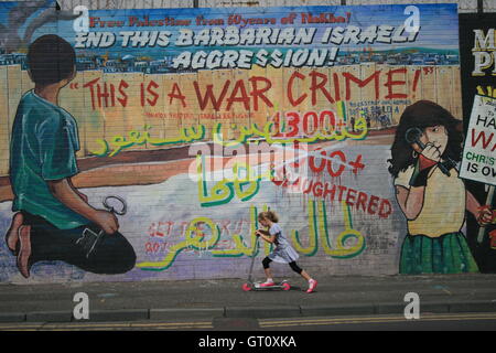 Politische Wandmalerei auf Divis Street/Falls Road, West Belfast, Verurteilung der israelischen Politik gegen Palästina. Stockfoto