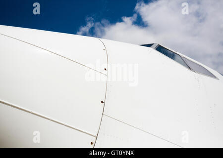 Alten Stil Düsentriebwerk Passagierflugzeug zeigt Details der Flugzeug Inclduign Nase Kegel, Kontrollen etc.. Stockfoto