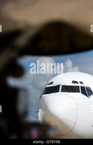 Alten Stil Düsentriebwerk Passagierflugzeug zeigt Details der Flugzeug Inclduign Nase Kegel, Kontrollen etc.. Stockfoto