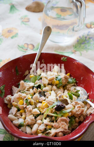 Frische und Sommer Salat mit Thunfisch und Bohnen Stockfoto