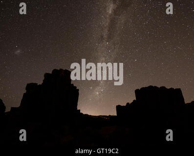 Das zusammengesetzte Bild der Milchstraße oben Bombo Landspitze Steinbruch, New South Wales, NSW, Australien Stockfoto