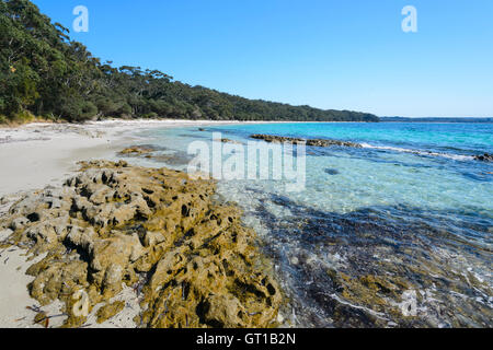 Ansicht des Schottischen Felsen im malerischen Jervis Bay mit seinem türkisfarbenen Wasser, booderee Nationalpark, New South Wales, Australien Stockfoto