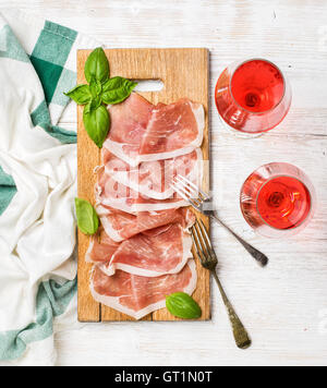 Prosciutto di Parma Schinkenscheiben und rose Weingläser Stockfoto