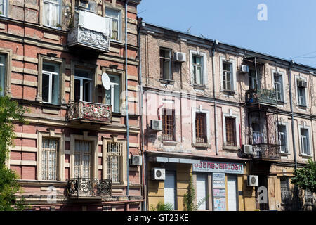 Tiflis, Georgien - 18. August 2016: Verlassene Häuser in der Altstadt von Tiflis. Tiflis ist die Hauptstadt und die größte Stadt des Stockfoto