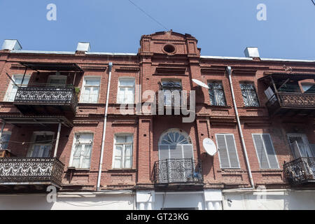 Tiflis, Georgien - 18. August 2016: Verlassene Häuser in der Altstadt von Tiflis. Tiflis ist die Hauptstadt und die größte Stadt des Stockfoto