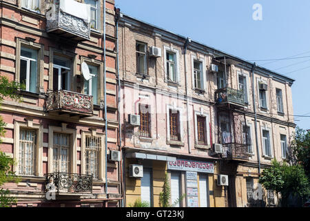 Tiflis, Georgien - 18. August 2016: Verlassene Häuser in der Altstadt von Tiflis. Tiflis ist die Hauptstadt und die größte Stadt des Stockfoto