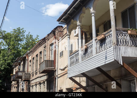 Tiflis, Georgien - 18. August 2016: Verlassene Häuser in der Altstadt von Tiflis. Tiflis ist die Hauptstadt und die größte Stadt des Stockfoto