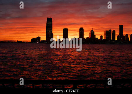 Einen spektakulären Sonnenuntergang über den Hudson River, Blick von Lower Manhattan in Jersey City, NJ Richtung 2. September 2016 Stockfoto