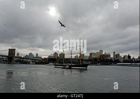 Die 105 Jahre alte Peking in den East River nach seit 42 Jahren in der South Street Seaport. Sie geht nach Deutschland. Stockfoto