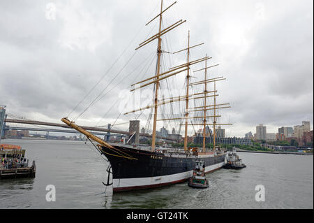 Die 105 Jahre alte Peking in den East River nach seit 42 Jahren in der South Street Seaport. Sie geht nach Deutschland. Stockfoto