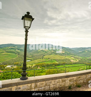 Chianti-Gebiet, Lampe und Panorama Kulturlandschaft in Radda in Chianti. Toskana, Italien, Europa. Stockfoto