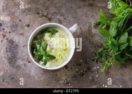 Rote Bete Gazpacho Suppe mit feta Stockfoto