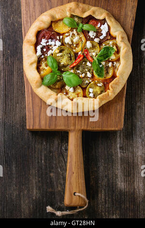 Offenen Kuchen mit Partei-farbigen Tomaten Stockfoto