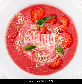 Süße kalte Erdbeer-Suppe. Ansicht von oben Stockfoto