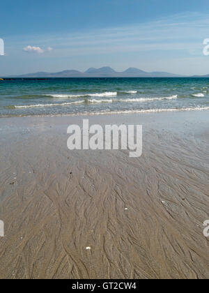 Die Isle of Jura gesehen vom Sandstrand entfernt im The Strand auf der Hebridean Insel Colonsay, Schottland, UK. Stockfoto