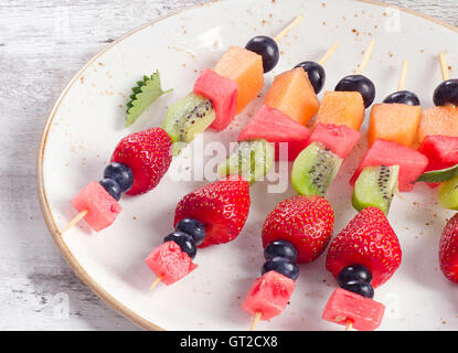 Bunte Obst Kebab auf Platte. Gesunde Ernährung Stockfoto