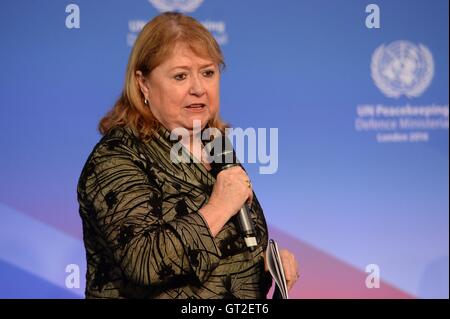 Argentinien Foreign Minister Susana Malcorra spricht während der UN-Friedenssicherung Verteidigung Ministerkonferenz im Lancaster House in London. Stockfoto