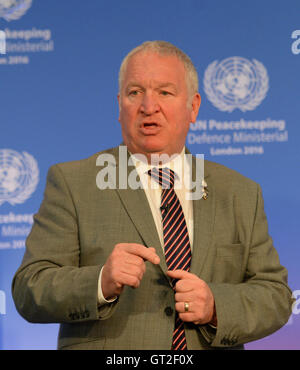 Armed Forces Minister Mike Penning spricht bei der UN-Friedenssicherung Verteidigung Ministerkonferenz im Lancaster House in London. Stockfoto