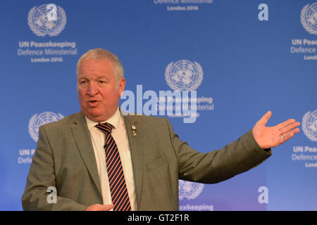 Armed Forces Minister Mike Penning spricht bei der UN-Friedenssicherung Verteidigung Ministerkonferenz im Lancaster House in London. Stockfoto