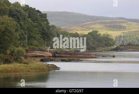 Verlassene Boote und Ruine der Aros Burg in der Nähe von Salen Isle of Mull Schottland September 2016 Stockfoto