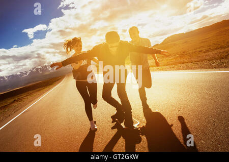 Gruppe Freunde Longboarding Straße Reisekonzept Stockfoto