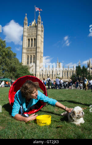 Rebecca Pow MP und ihr Hund, Daisy, während die Westminster-Hund des Jahres Wettbewerb 2016, organisiert gemeinsam von der Kennel Club und die Dogs Trust bei Victoria Tower Gardens in Westminster, London. Stockfoto