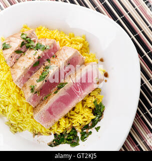 Ahi Thunfisch Steak mit Reis und Kräuter-sauce Stockfoto