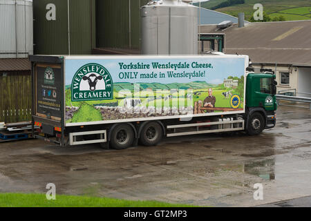 Im Regen ist ein LKW mit Logo, außerhalb der Käserei - Hawes, Wensleydale Creamery, England, Yorkshire Dales geparkt. Stockfoto