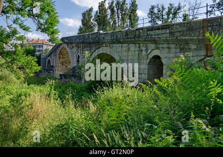 Mittelalterliche hundert Meter langen Stein Kadin Brücke zu bauen, über den Fluss Struma, Nevestino Dorf, Bulgarien Stockfoto