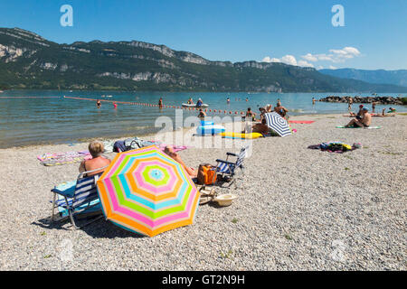 Strand / am Strand am See Conjux (Port de Conjux) – auf See du Bourget (Lac Du Bourget) in Savoyen, Frankreich. Stockfoto