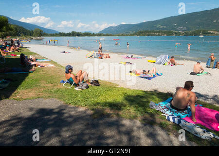 Strand / am Strand am See Conjux (Port de Conjux) – auf See du Bourget (Lac Du Bourget) in Savoyen, Frankreich. Stockfoto