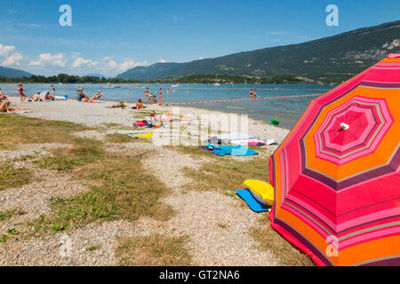 Strand / am Strand am See Conjux (Port de Conjux) – auf See du Bourget (Lac Du Bourget) in Savoyen, Frankreich. Stockfoto