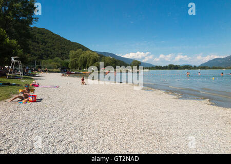 Strand / am Strand am See Conjux (Port de Conjux) – auf See du Bourget (Lac Du Bourget) in Savoyen, Frankreich. Stockfoto