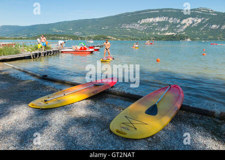 Strand / am Strand am See Conjux (Port de Conjux) – auf See du Bourget (Lac Du Bourget) in Savoyen, Frankreich. Stockfoto